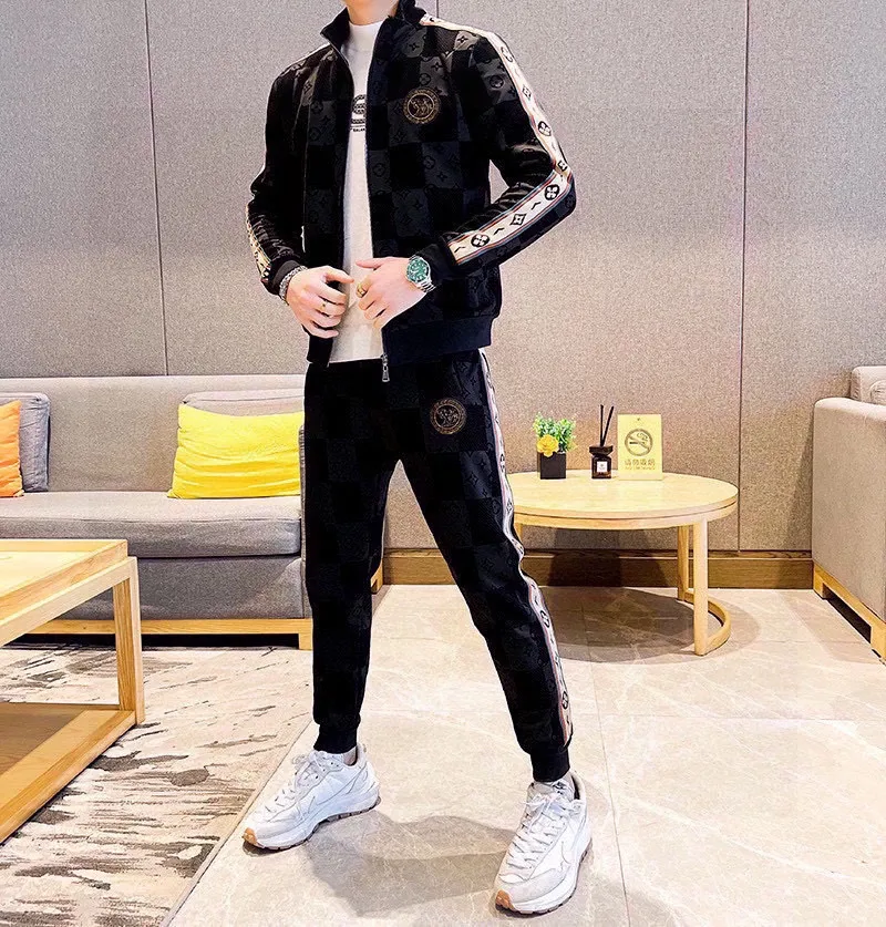 🅿️500 [LV Louis Vuitton] hot-selling suit is coming. Focus on the original version of the official website. 2025 new hot-selling cardigan and sweatshirt suit. The original order is the best. 🇭🇰The meticulous work of top designers. It has a fitting and perfect upper body effect. All-natural high-quality Tencel Roman cotton 100%, close-fitting comfort, noble and elegant! Original hardware embodies elegance and nobility! Counter size: M-4XL (up to 190 pounds)